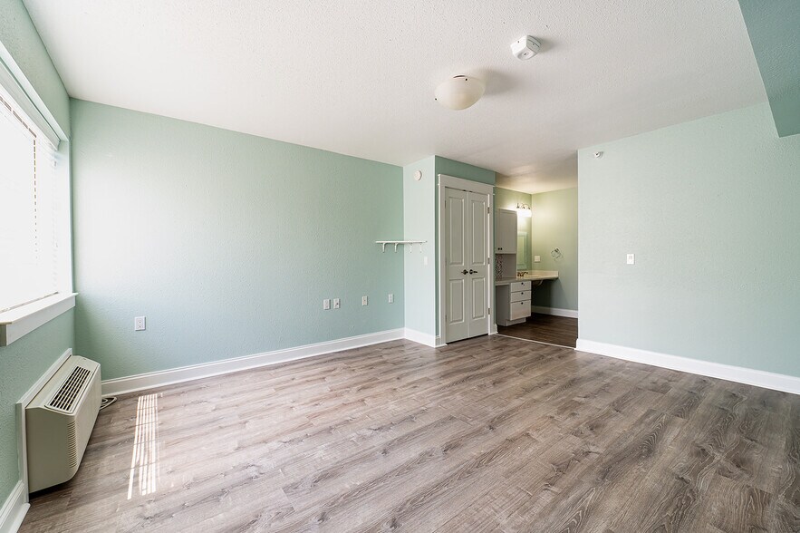 More Photos Of 461 Munson Ave, Traverse City Hotel For Sale