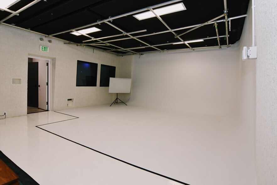 More Photos Of 1104 S Robertson Blvd, Los Angeles Office For Lease