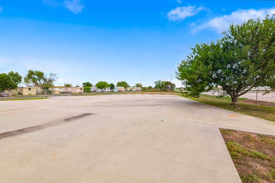 More Photos Of 512 Hartman Rd, Victoria Warehouse For Sale