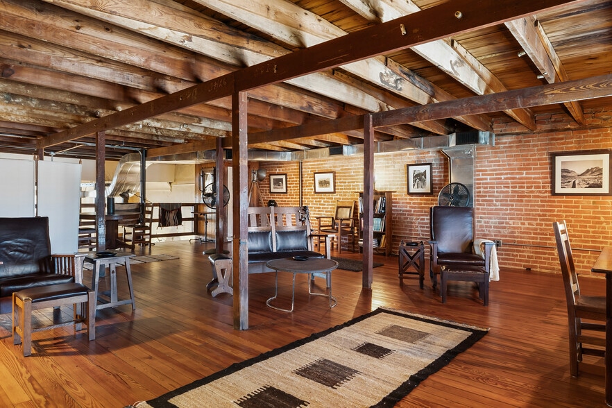 More Photos Of 118 W. Grand St, Whitewright Storefront Retail Residential For Sale