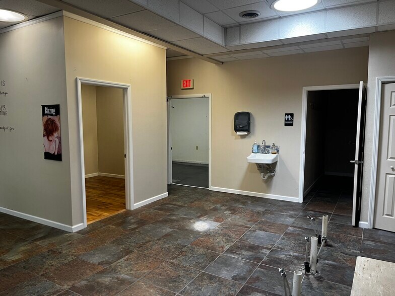 More Photos Of 524 Hendersonville Rd, Asheville Freestanding For Lease