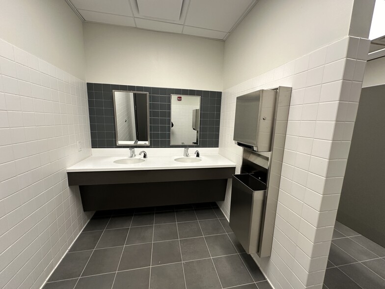 More Photos Of 382 Channel Dr, Port Washington Office For Lease