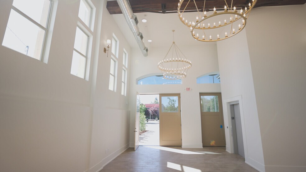 More Photos Of 550 N 1st St, Woodburn Office For Sale