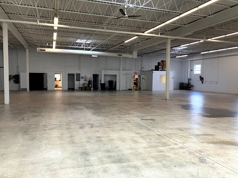 More Photos Of 1105 Carolina Dr, West Chicago Warehouse For Lease