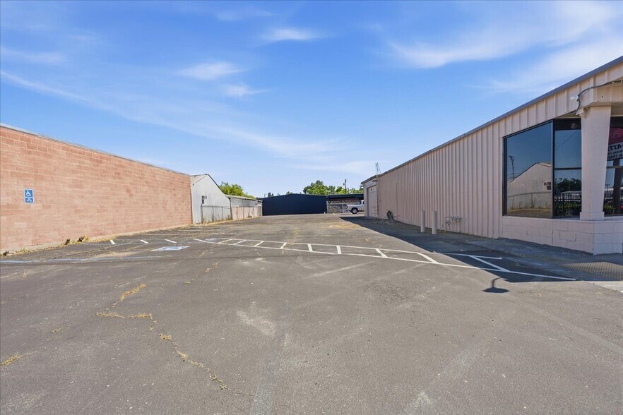 More Photos Of 4554 Auburn Blvd, Sacramento Auto Dealership For Sale