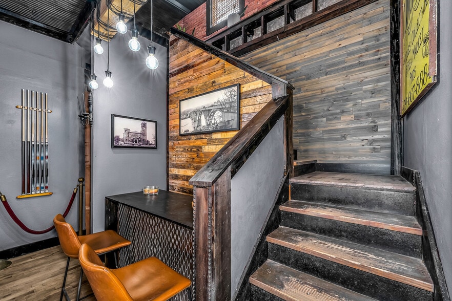 More Photos Of 110 S 2nd St, Ozark Flex For Sale