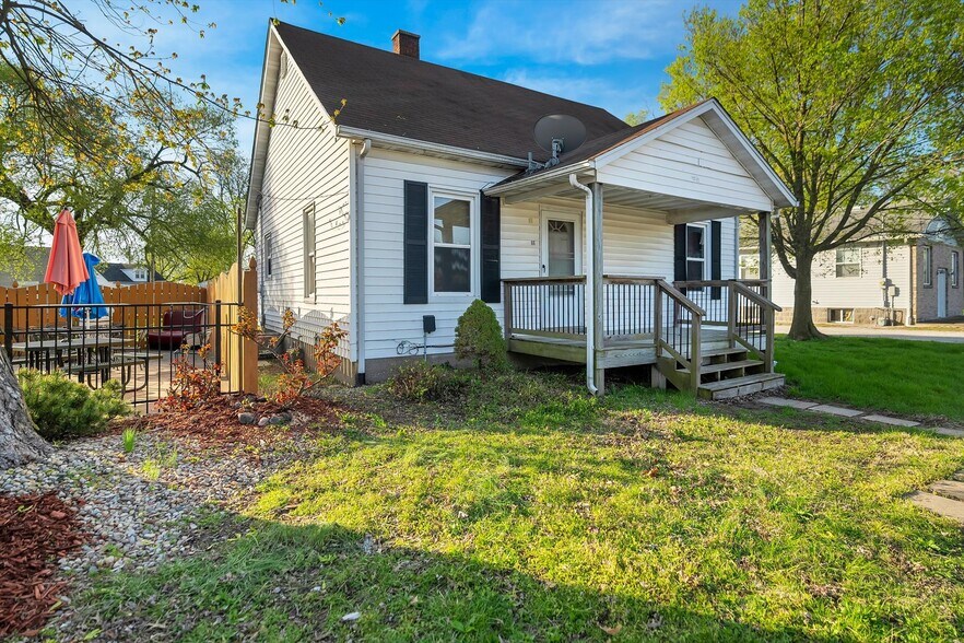 More Photos Of 108 S Old US Route 66, Hamel Restaurant For Sale