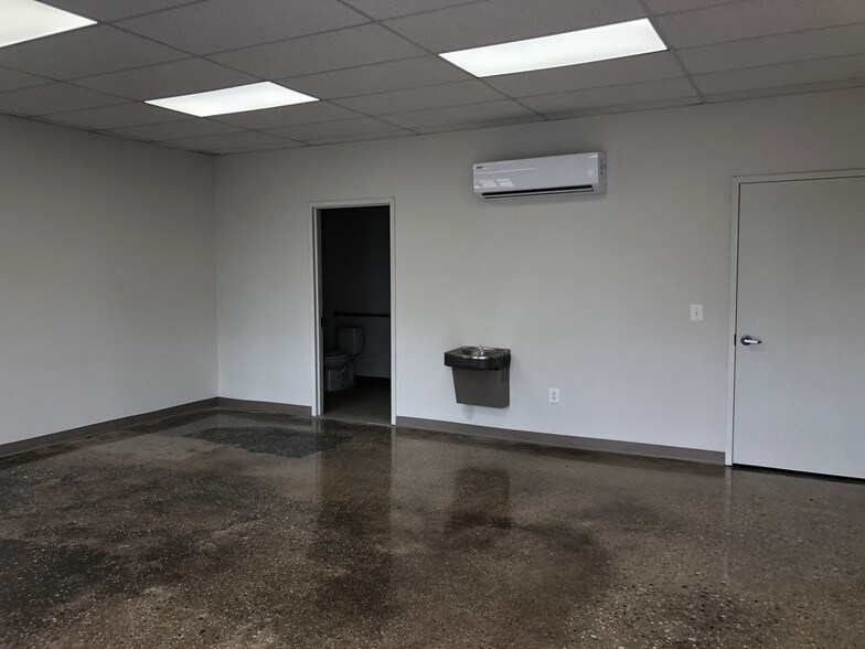 More Photos Of 40 Brook Ave, Deer Park Warehouse For Lease