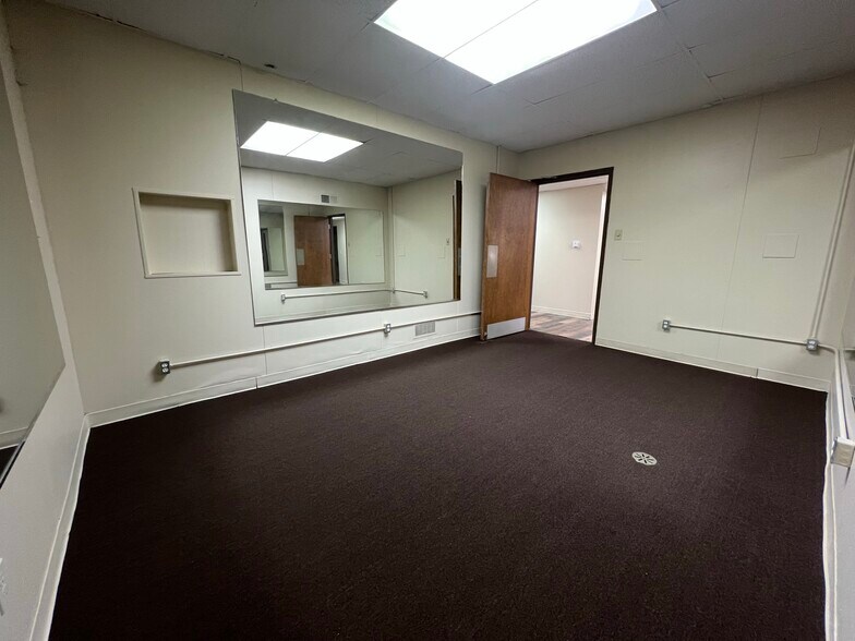 More Photos Of 2710 W Court St, Flint Office For Sale