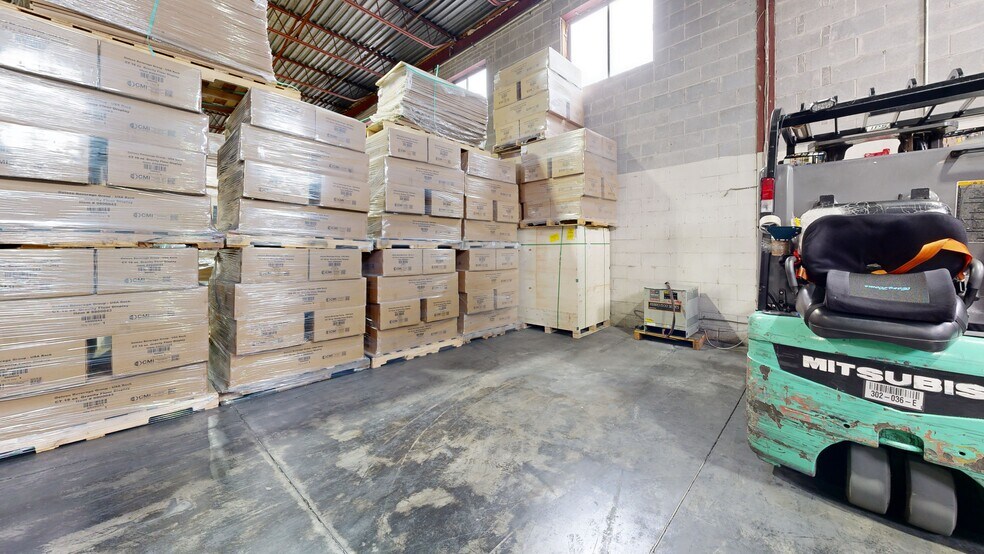 Primary Photo Of 825 Rue Tecumseh, Dollard-des-Ormeaux Warehouse For Lease