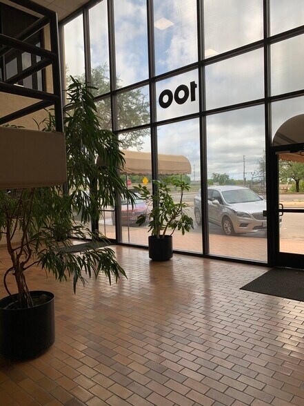 More Photos Of 100 Chestnut St, Abilene Office For Lease