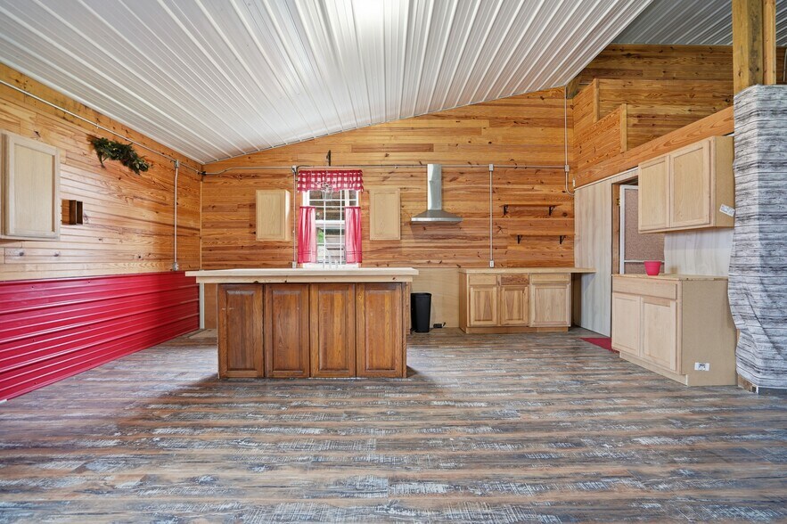 More Photos Of 113 S Wilder St, Chouteau General Retail For Sale