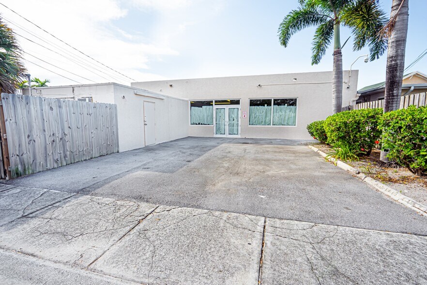 More Photos Of 802-810 S Dixie Hwy, Lake Worth General Retail For Lease