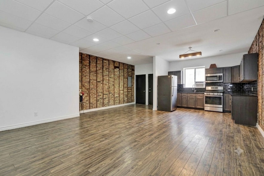 Primary Photo Of 5224 35th St, Long Island City Light Distribution For Sale