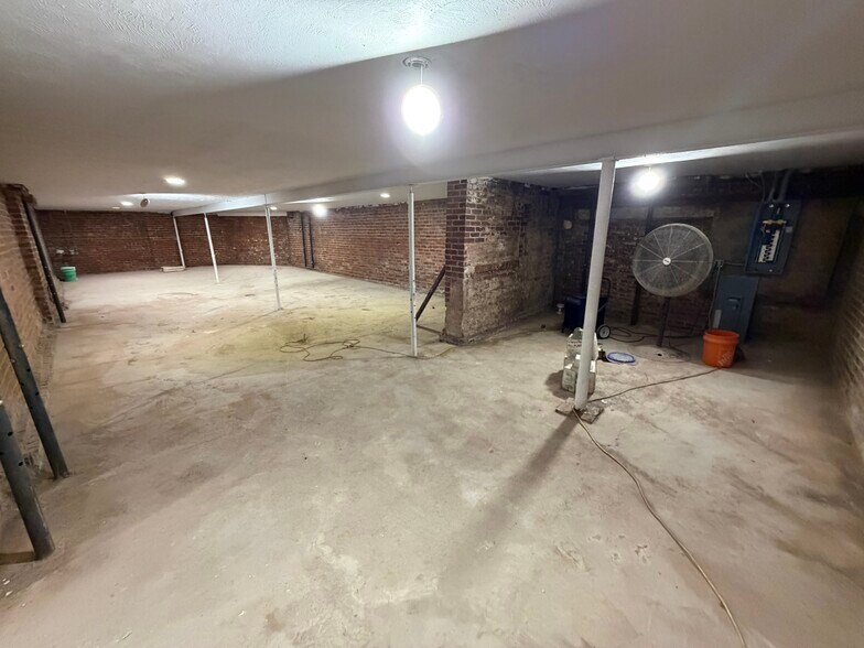 More Photos Of 4136 Grand Ave, Omaha Storefront For Lease