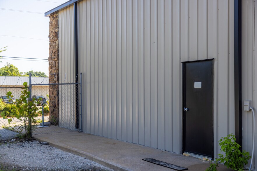 More Photos Of 535 W Poplar St, Fayetteville Warehouse For Lease