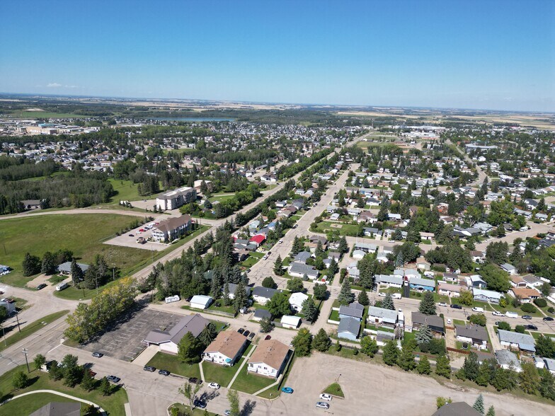 More Photos Of 3208 52 Av, Innisfail Warehouse For Sale
