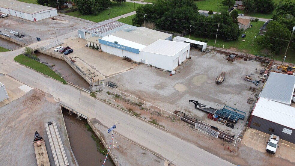 More Photos Of 1301 S 3rd St, Chickasha Distribution For Lease