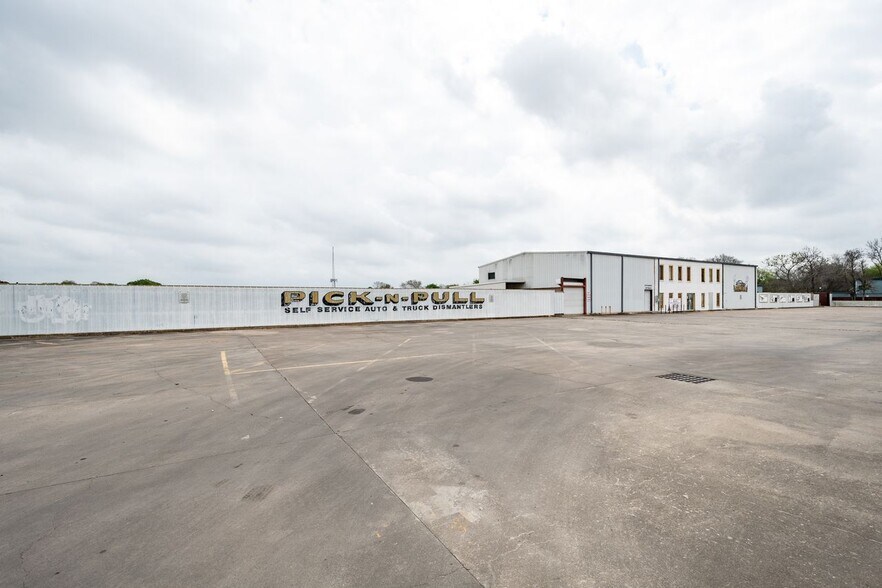 More Photos Of 2133 Shaver St, Pasadena Distribution For Sale