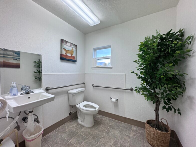 More Photos Of 1936 Shasta St, Redding Office For Sale