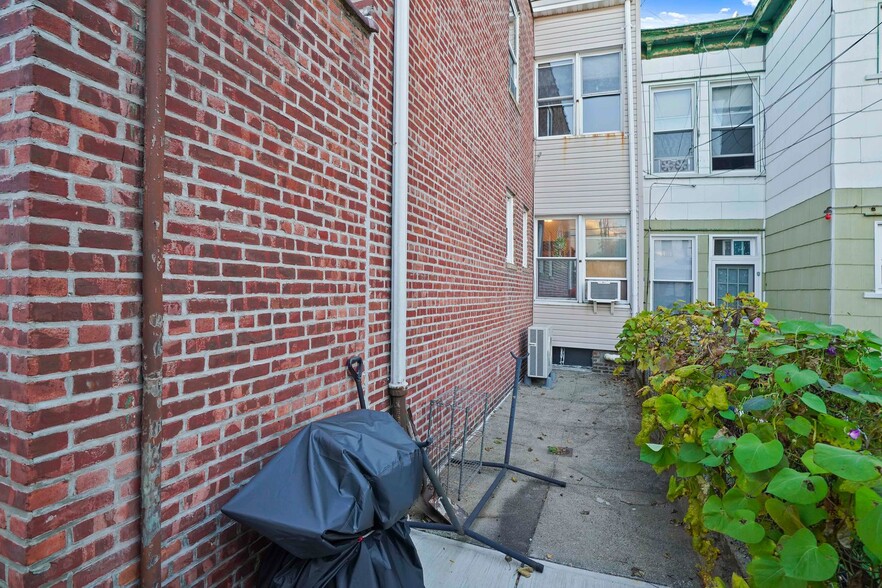 More Photos Of 1920 Palmetto St, Ridgewood Dormitory For Sale
