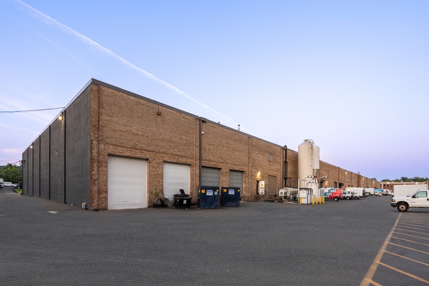 More Photos Of 901-929 S Pickett St, Alexandria Unknown For Lease