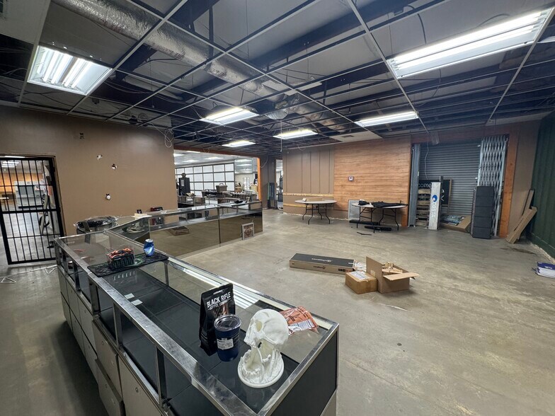 More Photos Of 990 N Daleville Ave, Daleville Warehouse For Sale