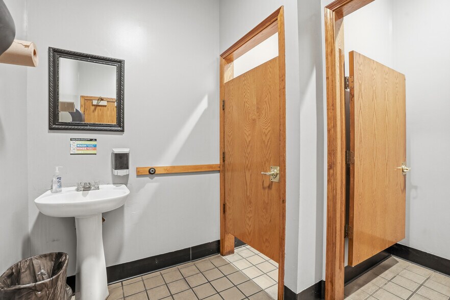 More Photos Of 4020 E Old US 30, Hamlet Restaurant For Sale