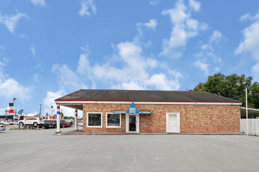 More Photos Of 411 Spencer Hwy, South Houston Auto Dealership For Lease