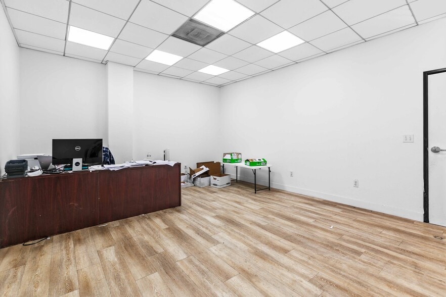 More Photos Of 9362 Eton Ave, Chatsworth Warehouse For Lease