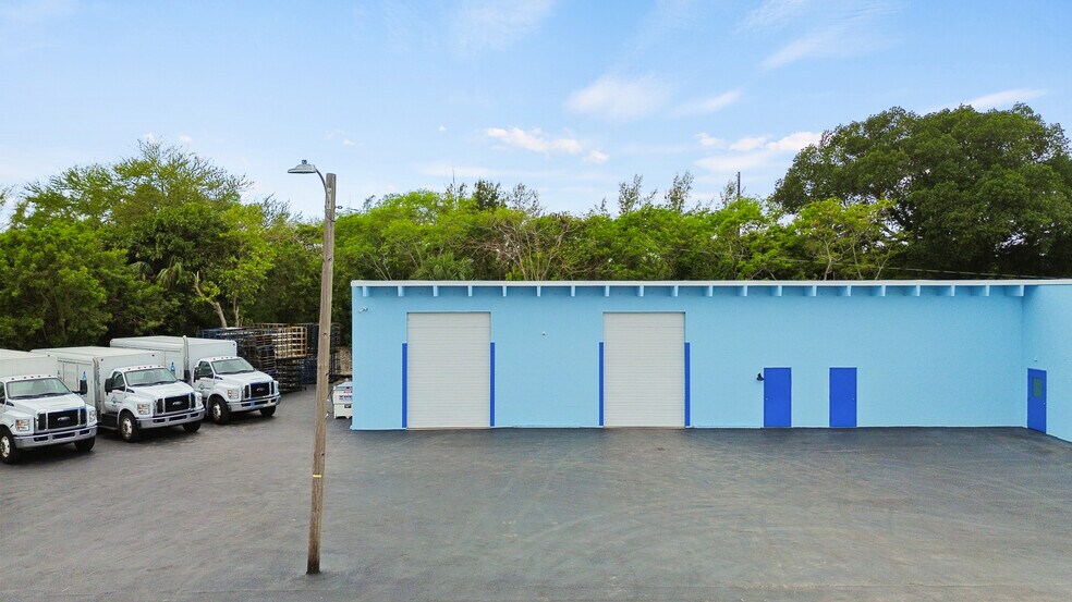 More Photos Of 2605 Kelly Ln, Lake Worth Light Distribution For Lease