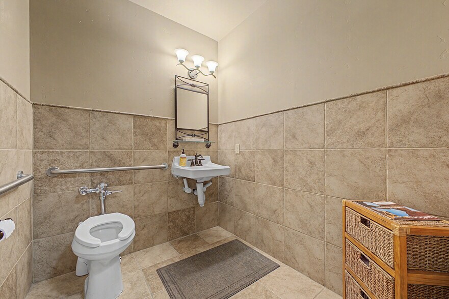 More Photos Of 565 W Chandler Blvd, Chandler Office For Lease