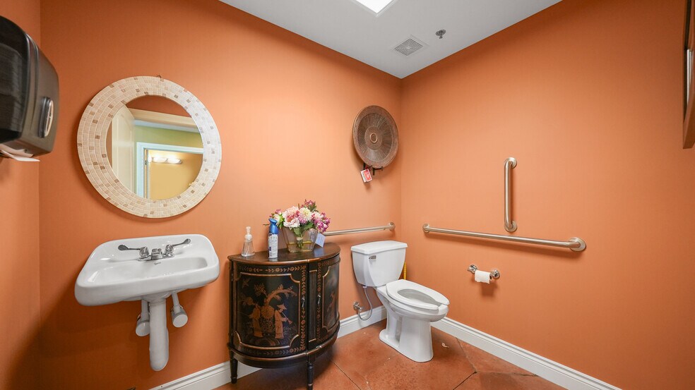 More Photos Of 2265 Bagnell Dam Blvd, Lake Ozark Office For Sale