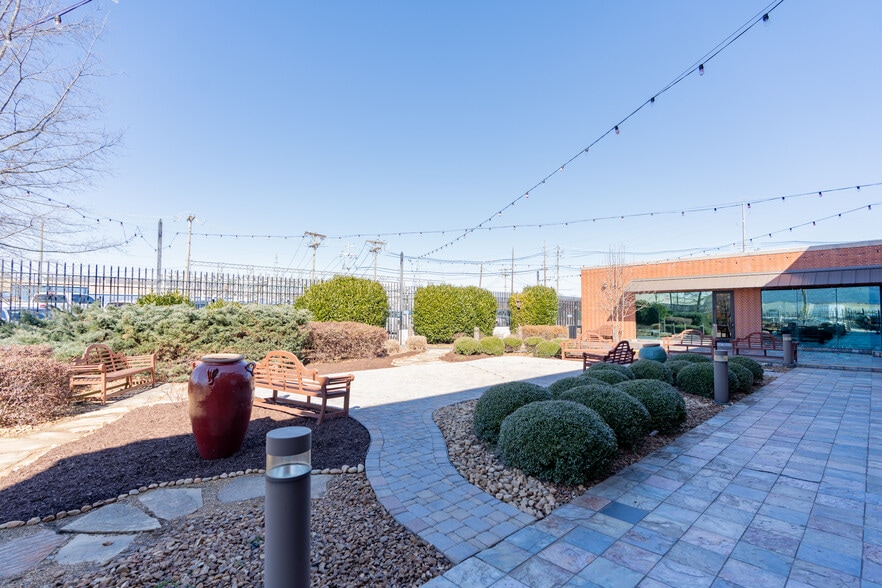 More Photos Of 1301 Riverfront Pkwy, Chattanooga Office For Lease