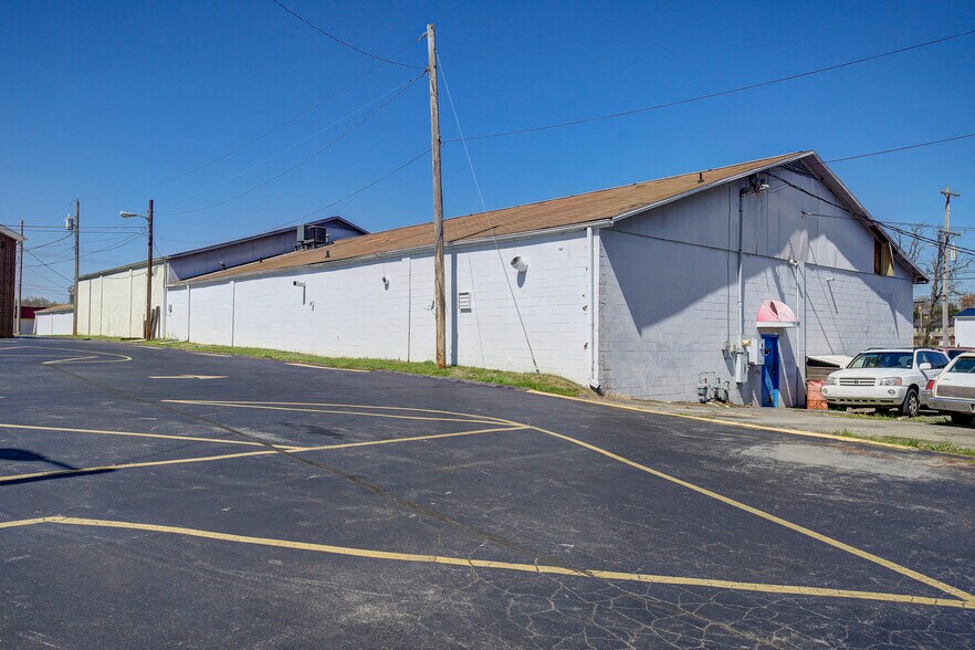 More Photos Of 525 W Market St, Johnson City Flex For Lease