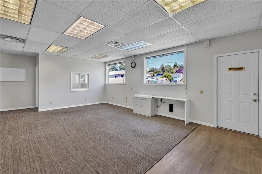 More Photos Of 3701 W G St, Bremerton Service For Sale