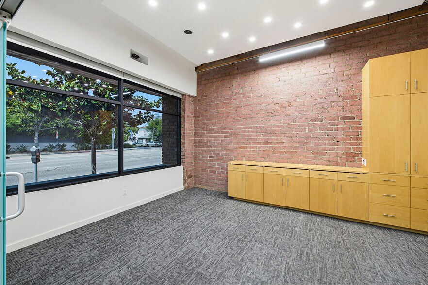 More Photos Of 2558 Overland Ave, Los Angeles Office For Lease