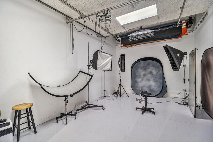 More Photos Of 33431 Grand River Ave, Farmington General Retail For Sale