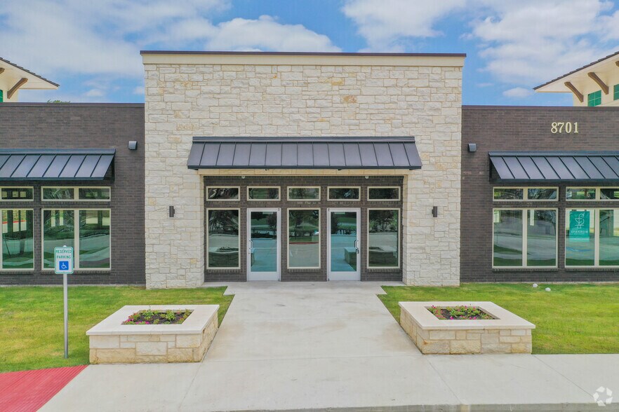 More Photos Of 8701 N Tarrant Pky, North Richland Hills Storefront Retail Office For Lease