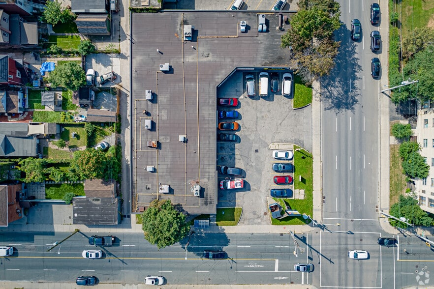 More Photos Of 82 Wellington St N, Hamilton Storefront For Lease