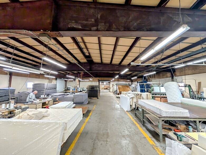 More Photos Of 695 Amity Rd, Bethany Warehouse For Lease