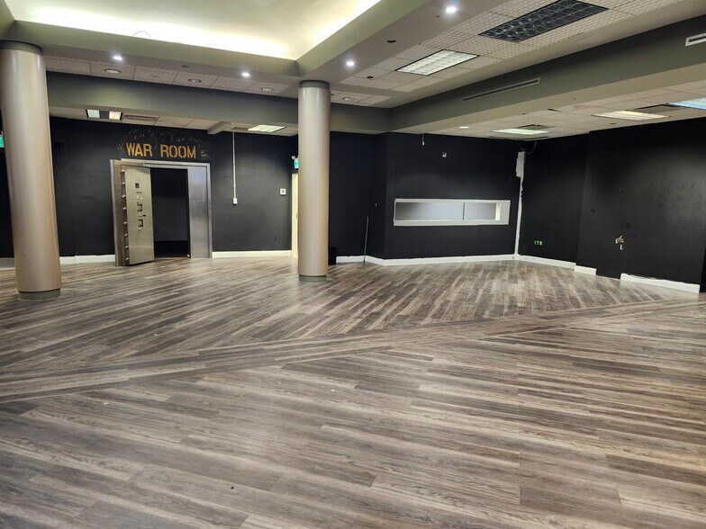 More Photos Of 4365 Queen St, Niagara Falls Storefront Retail Office For Lease