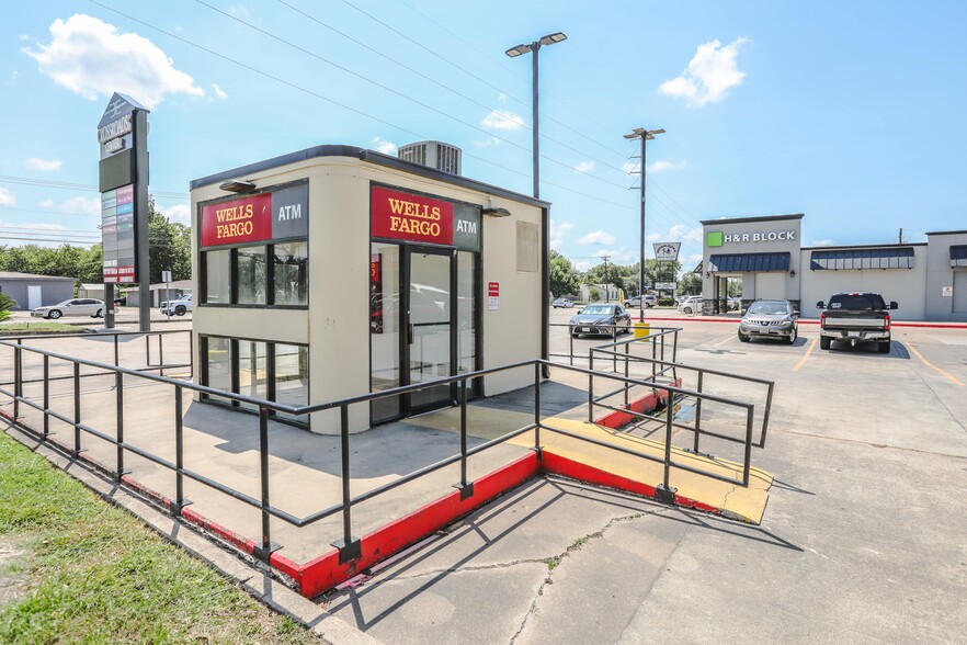 More Photos Of 1901-2403 E Red River St, Victoria General Retail For Lease