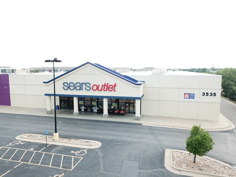 More Photos Of 3535 N Rock Rd, Wichita Freestanding For Lease