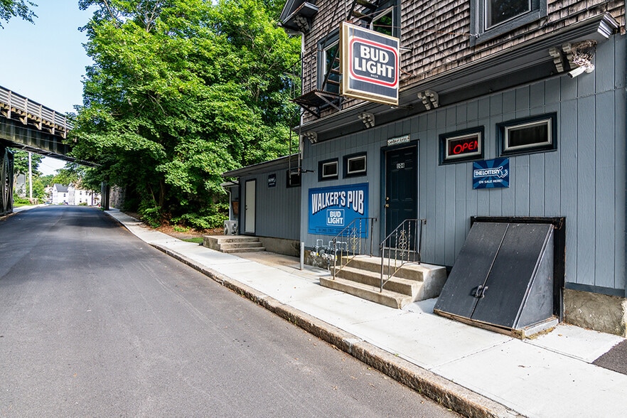 More Photos Of 104 Canal St, Blackstone Bar For Sale