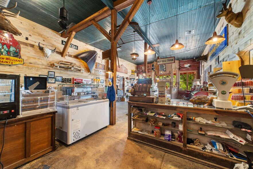 More Photos Of 622 Main st, Blanket Storefront Retail Office For Sale