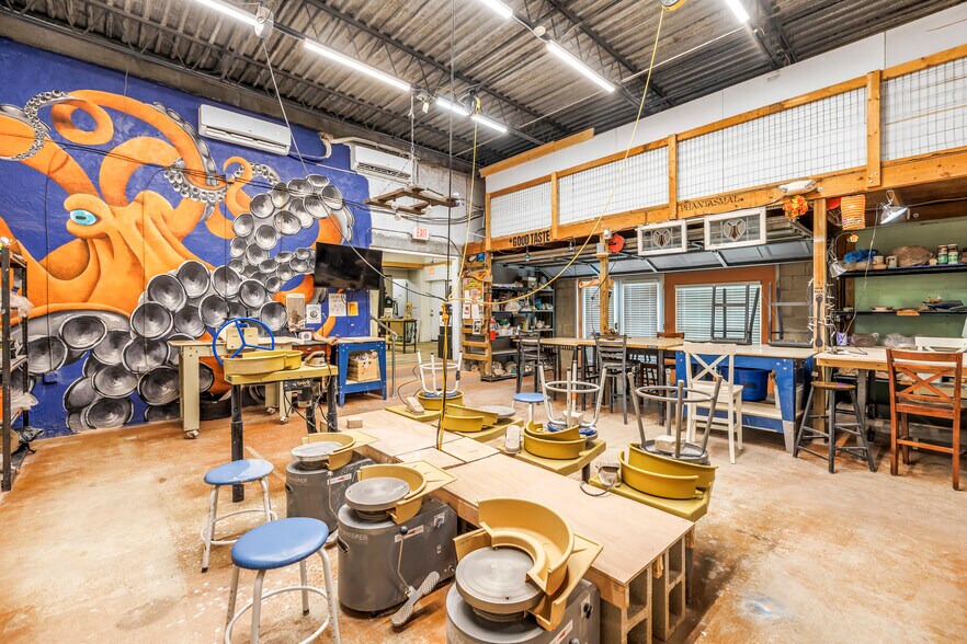 More Photos Of 559 49th St S, Saint Petersburg Storefront For Lease