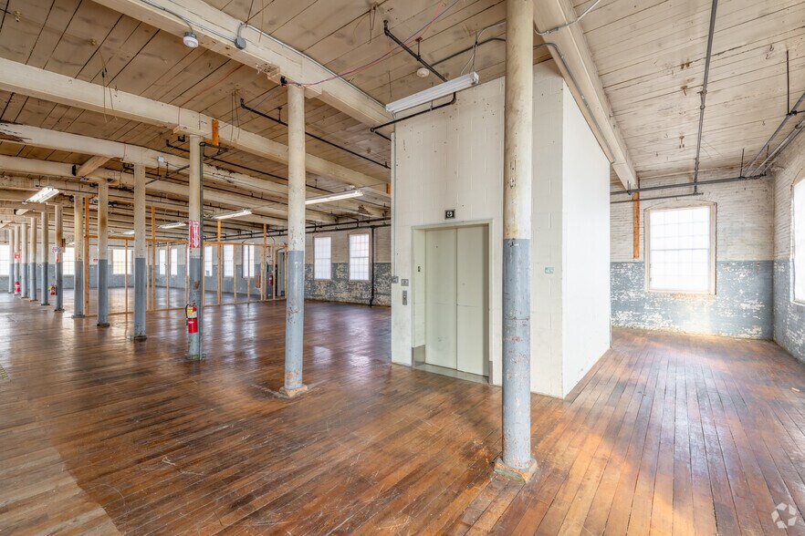 More Photos Of 1 Riverside Way, Wilton Warehouse For Lease