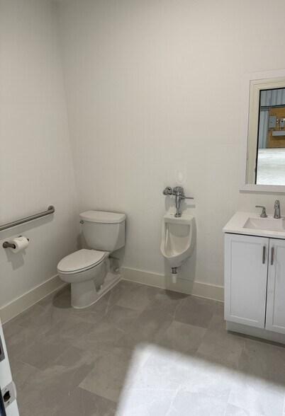 More Photos Of 1515 Lakeville Dr, Kingwood Warehouse For Lease
