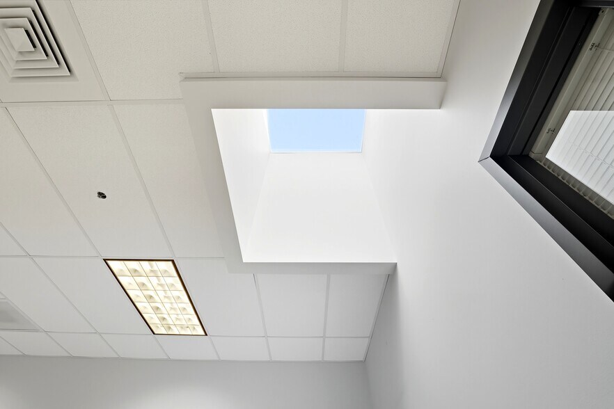 More Photos Of 25 Manchester St, Merrimack Loft Creative Space For Lease